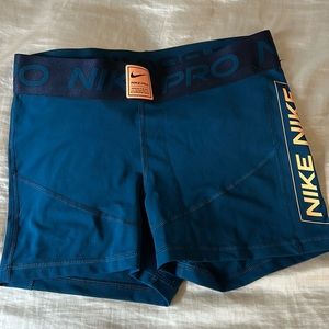 Womens medium 3 inch nike pros